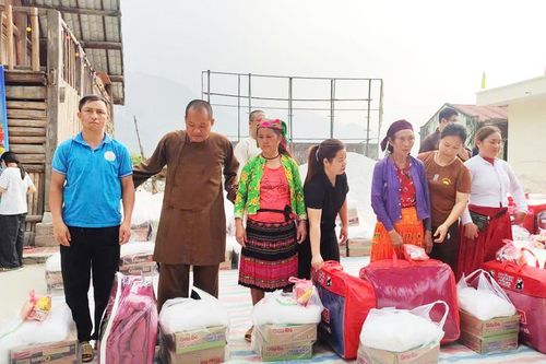 Trao 200 suất quà cho hộ nghèo xã Khâu Vai