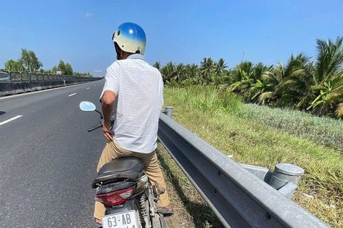 Báo động xe máy 'đi lạc' vào cao tốc Trung Lương - Mỹ Thuận