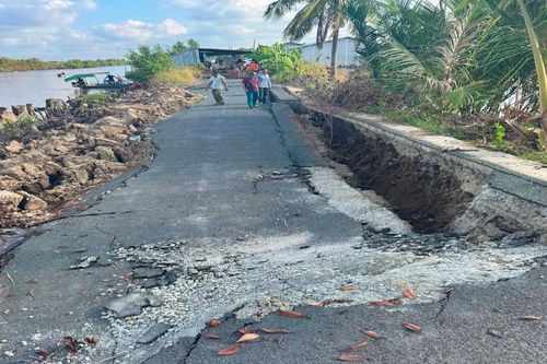 Cà Mau: Sụt lún mặt đường nghiêm trọng trong đêm gây chia cắt giao thông