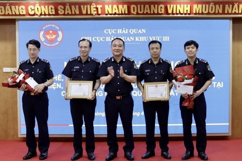 Khen thưởng nóng thành tích bắt gần 190 lượng vàng qua đường hàng không