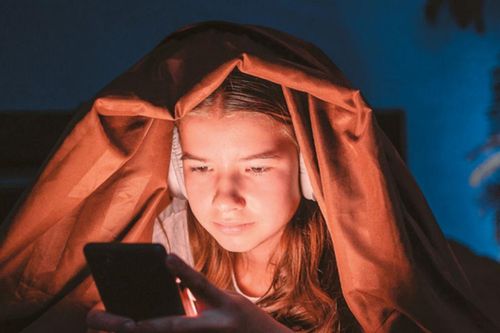 'Màn hình đang hủy hoại trẻ em': Hy Lạp sẽ cấm trẻ U15 dùng mạng xã hội từ 2027