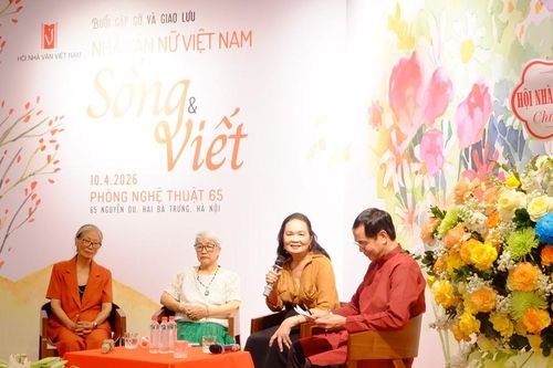 Nhà văn nữ Việt Nam - Sống và viết