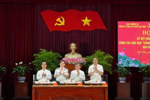 Ký kết Chương trình 'Cảnh sát biển đồng hành với ngư dân'