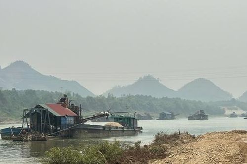 Bắt nhiều tàu 'cát tặc' đang khai thác trên sông Lô