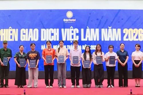 Sôi động phiên giao dịch việc làm