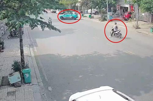 Không kiểm soát tốc độ, học sinh lao thẳng xe máy vào taxi