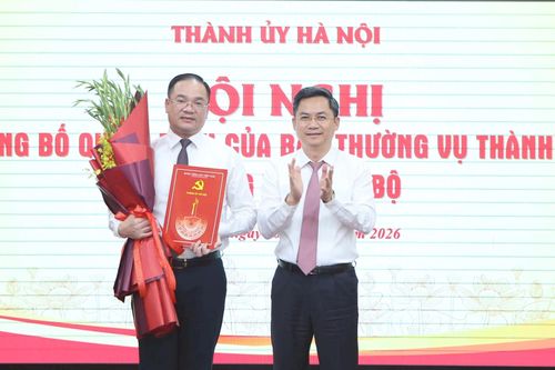 Lãnh đạo thành phố trao quyết định công tác cán bộ