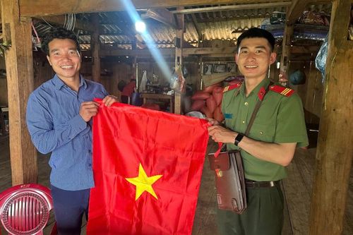 Công an xã Yên Thổ tặng quà và cờ Tổ quốc các điểm nhóm Tin lành