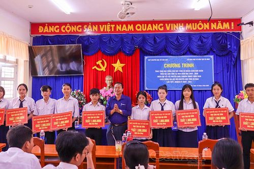 Trao 60 suất học bổng cho học sinh dân tộc Khmer hoàn cảnh khó khăn