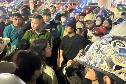 Nữ tài xế Grab bị đánh gục trên đường ở Hà Nội, 2 người liên quan bị đưa về trụ sở công an là ai?