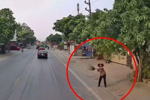 Hành động bất ngờ của người phụ nữ cầm chổi giúp cô gái bị tai nạn giao thông thoát chết