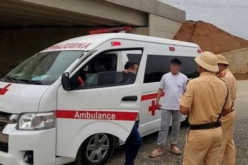 Bố giao xe cứu thương cho con chưa có bằng lái, cả hai nhận trái đắng cùng 1 ngày