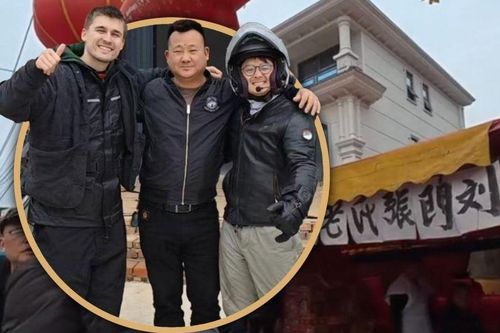 Lạc vào 'đám tang' mà lại tưởng là quán ăn, hai du khách có trải nghiệm không ngờ