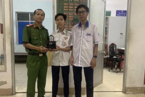 Biểu dương hai học sinh nhặt được của rơi đến nhờ công an tìm người trả lại