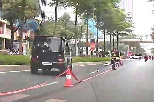 Ô tô Mercedes G63 tông cụ ông đi bộ sang đường tử vong ở Hà Nội