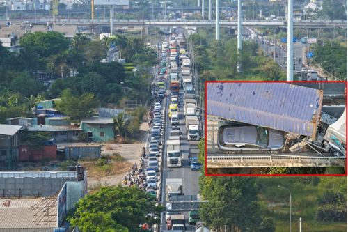 Xe container va chạm ô tô 7 chỗ, cửa ngõ TP.HCM ùn tắc kéo dài