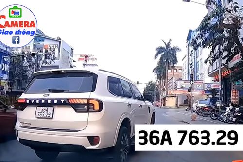 Phẫn nộ tài xế ô tô 36A 763.29 ngang nhiên lấn làn, chèn ép xe khác giữa phố