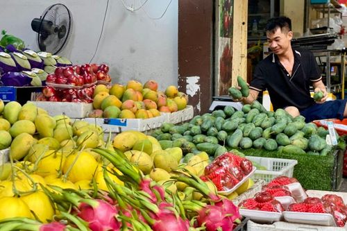 Tiểu thương bật mí nguồn gốc của một loại xoài giá rẻ, hạt mỏng dính đang bán đầy chợ Việt, hàng về tới đâu hết tới đó