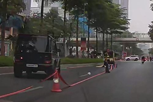 Hà Nội: Cụ ông 91 tuổi bị xe Mercedes tông tử vong khi đi bộ sang đường