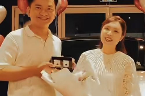 MC Hạnh Phúc tặng vợ xe sang nhân ngày đặc biệt