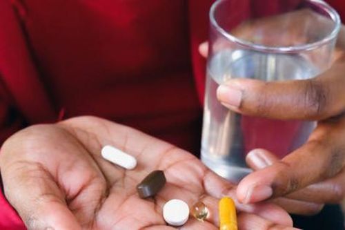 Dấu hiệu cảnh báo cơ thể dư thừa vitamin