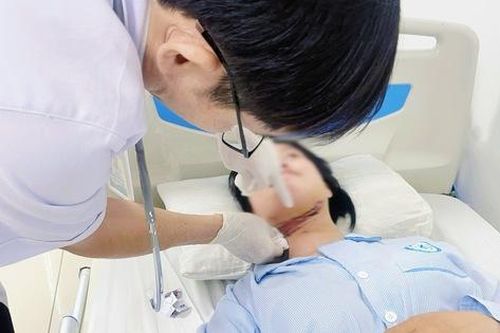 Nữ sinh bị dây điện quấn vào cổ trên đường đi học về