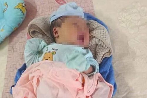 Bé gái sơ sinh bị bỏ rơi vào sáng sớm ở gần nhà văn hóa