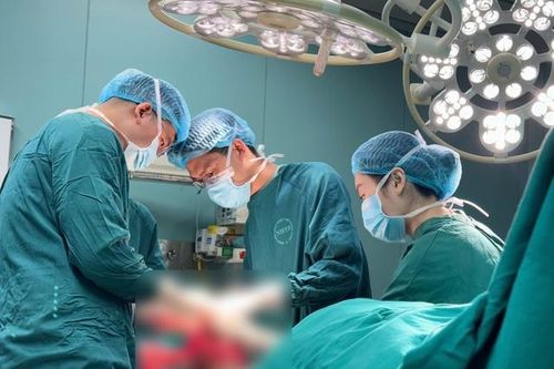 Hồi sinh đôi chân bị xe tải 10 tấn cán qua nhờ kỹ thuật hút áp lực âm