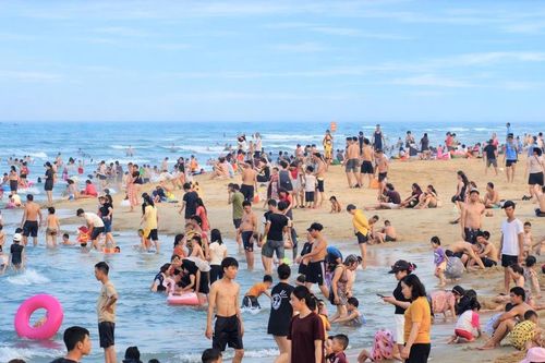 Đà Nẵng: Biển Tam Thanh đông nghịt người tránh nắng nóng