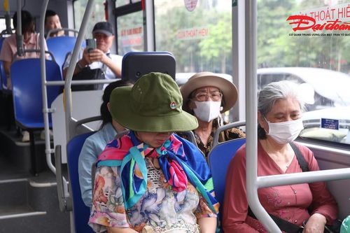 Hà Nội: 56 xe buýt điện cỡ trung bình vận hành ra sao sau hơn 10 ngày hoạt động?