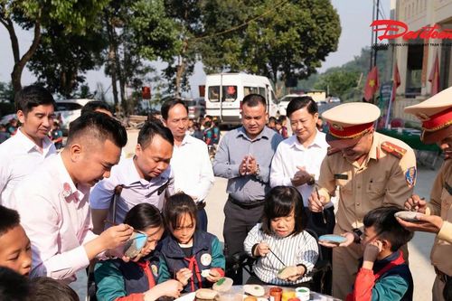 Những viên đá nhỏ viết nên ước mơ tuổi thơ vùng cao