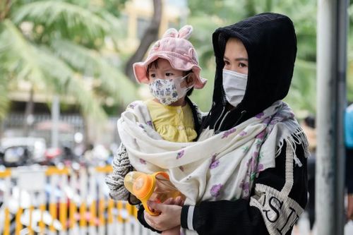 Gia đình ở TP.HCM, Hà Nội vật vã vì nắng nóng