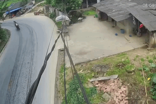 Xe máy của khách Tây trượt ngã trước mũi ôtô tải ở khúc cua