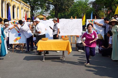 Học sinh Huế hào hứng tìm hiểu cải cách của vua Minh Mạng qua trò chơi trải nghiệm