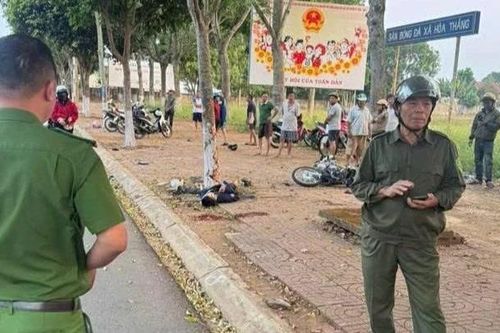 Xe máy chở 3 người tông vào gốc cây, 2 người tử vong ở Đắk Lắk