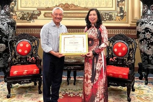 Trao tặng Bằng khen của Bộ trưởng Ngoại giao cho Tiến sĩ, doanh nhân Nguyễn Thanh Mỹ