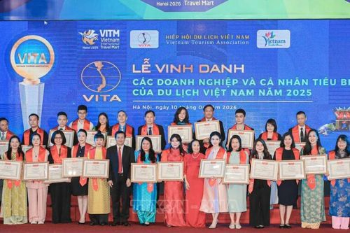 Vinh danh 80 cá nhân và 141 doanh nghiệp có những đóng góp tiêu biểu cho ngành du lịch