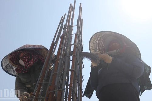 Người dân Hà Tĩnh gồng mình trong nắng gắt