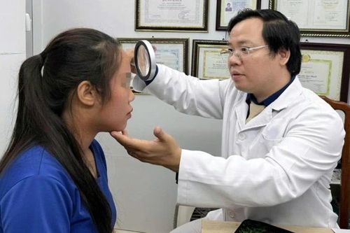 Làm đẹp bằng mỹ phẩm trôi nổi, da mặt cô gái biến chứng nặng nề