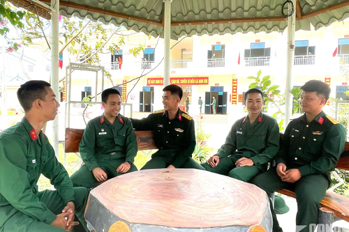Sẻ chia khó khăn, giúp chiến sĩ mới hòa nhịp cùng đơn vị