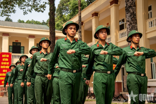 Nhịp bước người lính cận vệ bên Lăng Bác