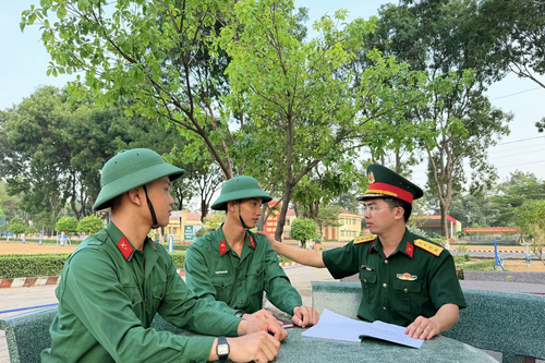 Anh em ruột vượt khó, cùng nhau nhập ngũ