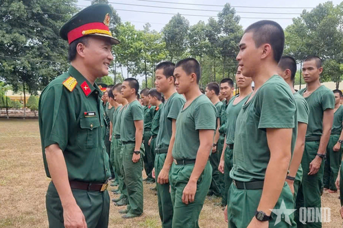 Bộ CHQS tỉnh Đồng Nai thăm, động viên chiến sĩ mới