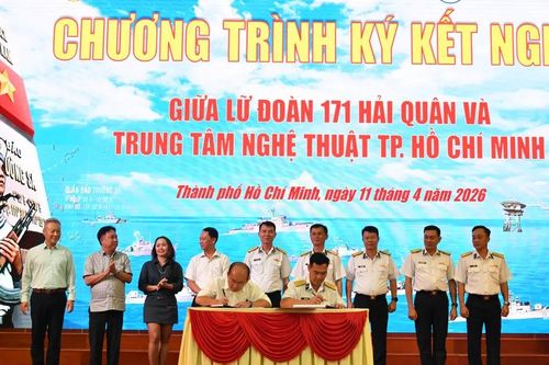 Lữ đoàn 171 Hải quân và Trung tâm Nghệ thuật TPHCM ký kết nghĩa