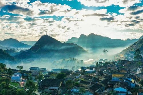 'Thay áo' những con đường tại Làng du lịch tốt nhất thế giới ở Tuyên Quang