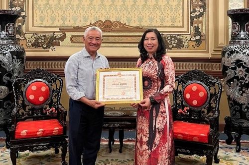 Trao tặng Bằng khen của Bộ trưởng Bộ Ngoại giao cho Tiến sĩ, doanh nhân Nguyễn Thanh Mỹ