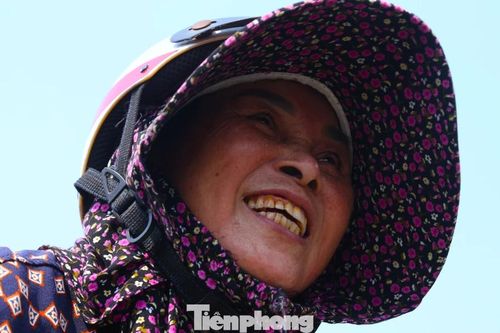 Nắng hơn 40 độ C, người lao động miệt mài mưu sinh