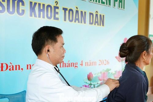 Khám phổi miễn phí cho hàng trăm người dân xã vùng cao Nghệ An