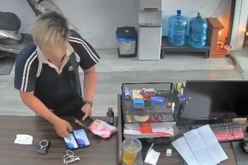 Giả khách vào tiệm cầm đồ, người đàn ông giật 2 iPhone rồi bỏ chạy