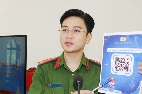 Quét QR gặp 'Trung úy AI' giúp làm thủ tục nhanh hơn